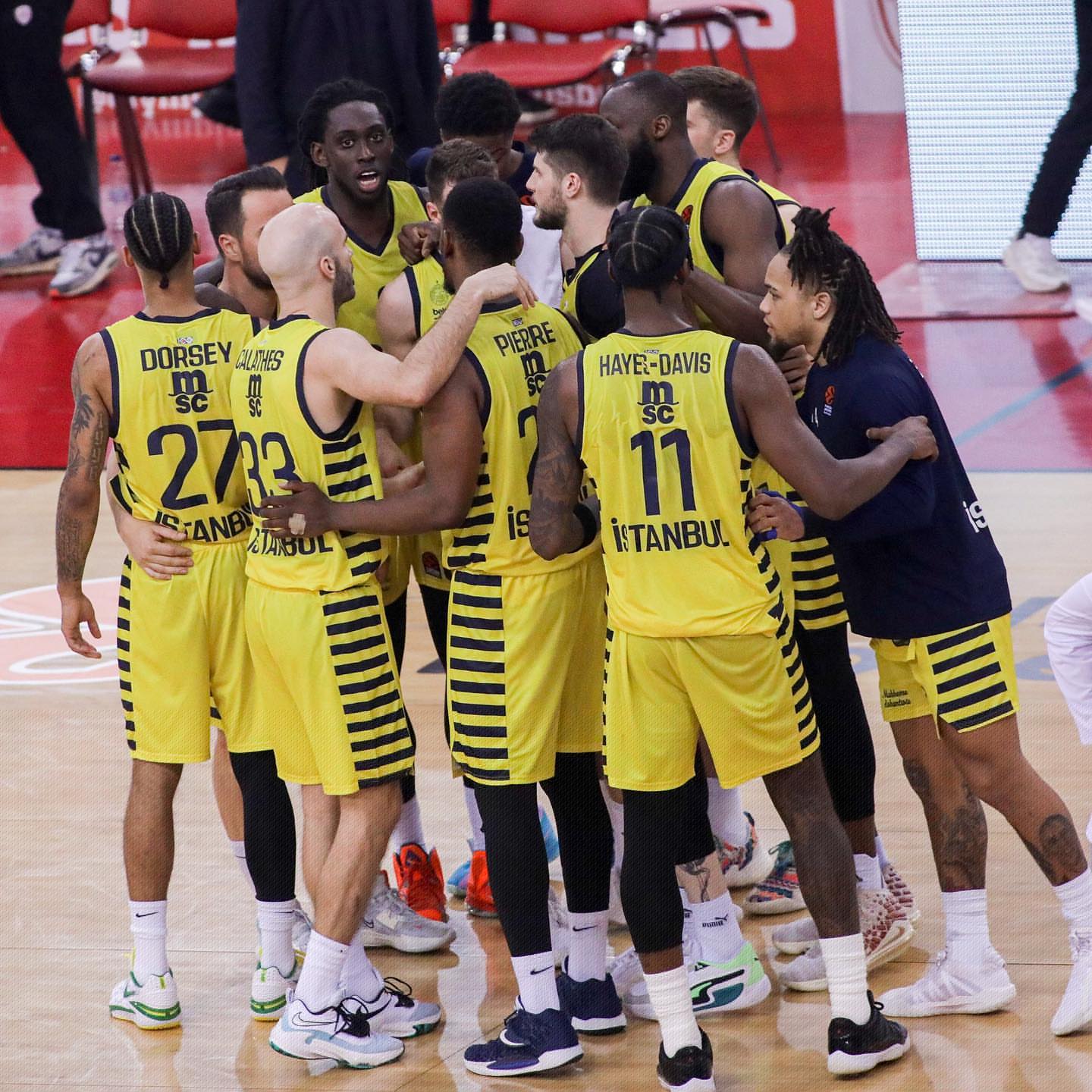 理性追星，新鹏城vs成都赛后有球迷跳下看台与韦世豪合影（理性追星！新鹏城战成都后有球迷翻越看台与韦世豪合影）