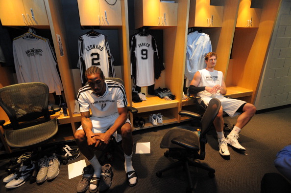 掘金VS独行侠裁判报告：漏吹约基奇打手浓眉+最后一攻传球前走步（掘金对独行侠裁判报告：约基奇打手浓眉被漏判，末攻传球前走步未吹）