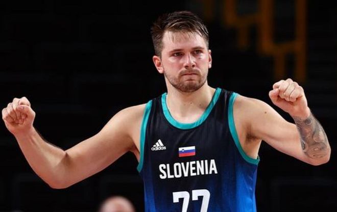 欧文突破防守造成杀伤，制造罚球（欧文强突撕裂防线，造犯规获罚球）