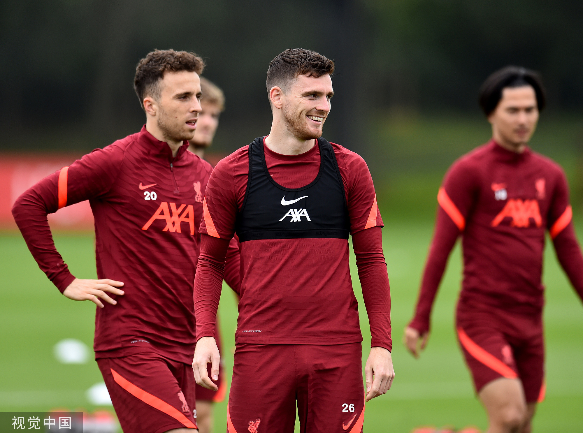 从手足无措到游刃有余，齐达内在公园学着踢毽子（齐达内公园练踢毽子：从手忙脚乱到驾轻就熟）