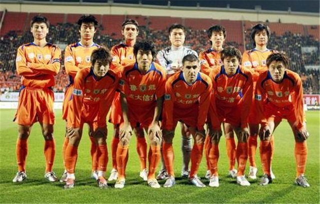 不容易！赵睿强突左手上篮+加长三分命中 连得5分止血！（艰难时刻，赵睿左手强突上篮加远投三分，连取5分止住颓势！）