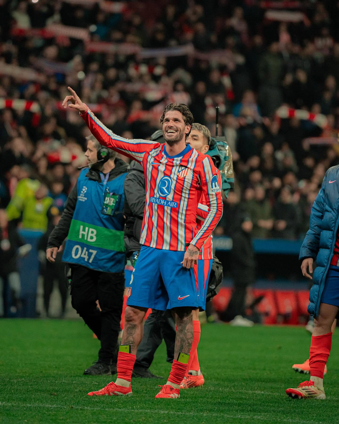 贴地斩助国米取胜，卡洛斯-奥古斯托打进生涯欧冠处子球（卡洛斯-奥古斯托欧冠首球，贴地斩助国米告捷）