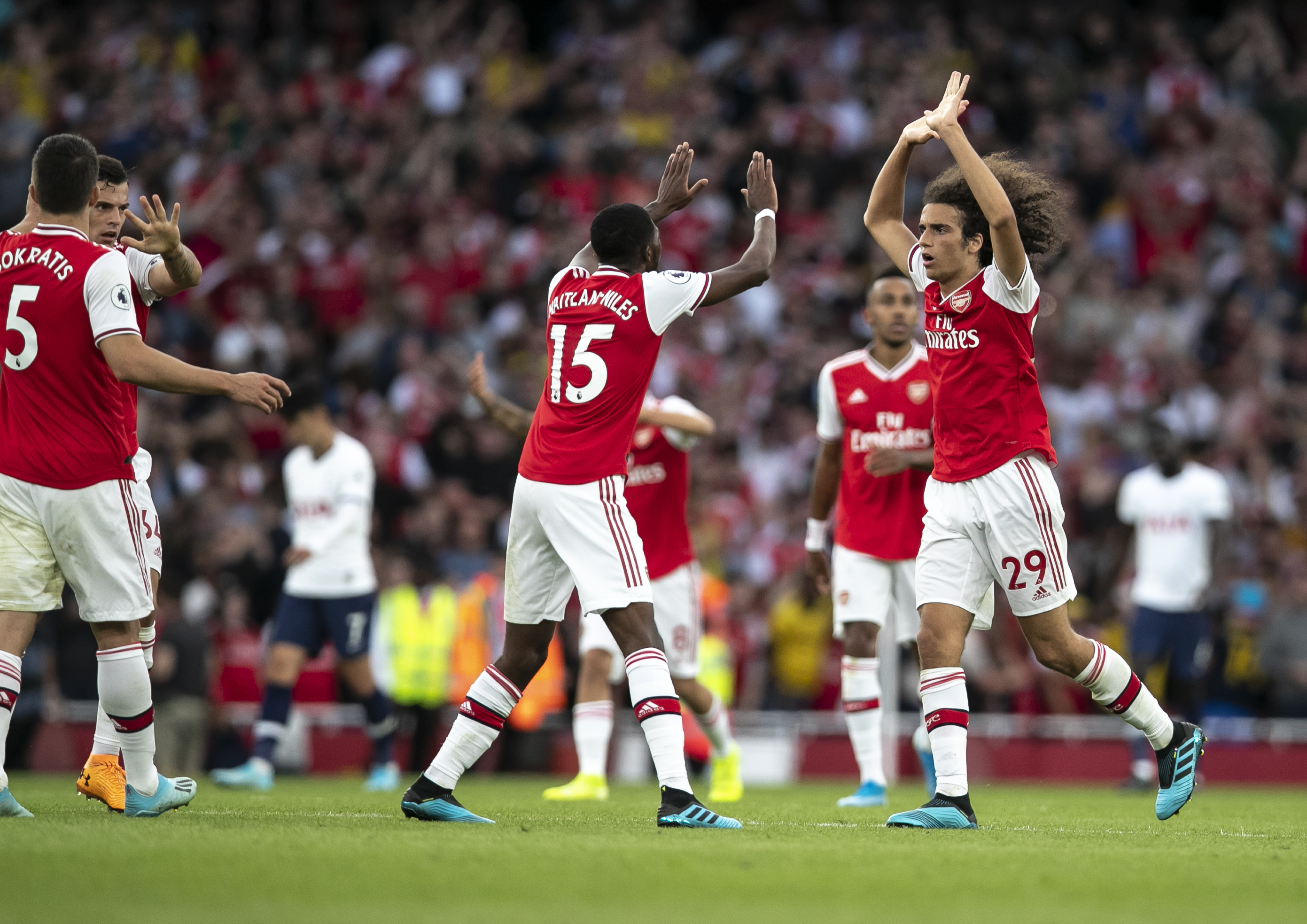 蓝军枪手 天王山之前 先在欧冠褪一层皮吧（天王山将至，蓝军枪手先在欧冠受考验）