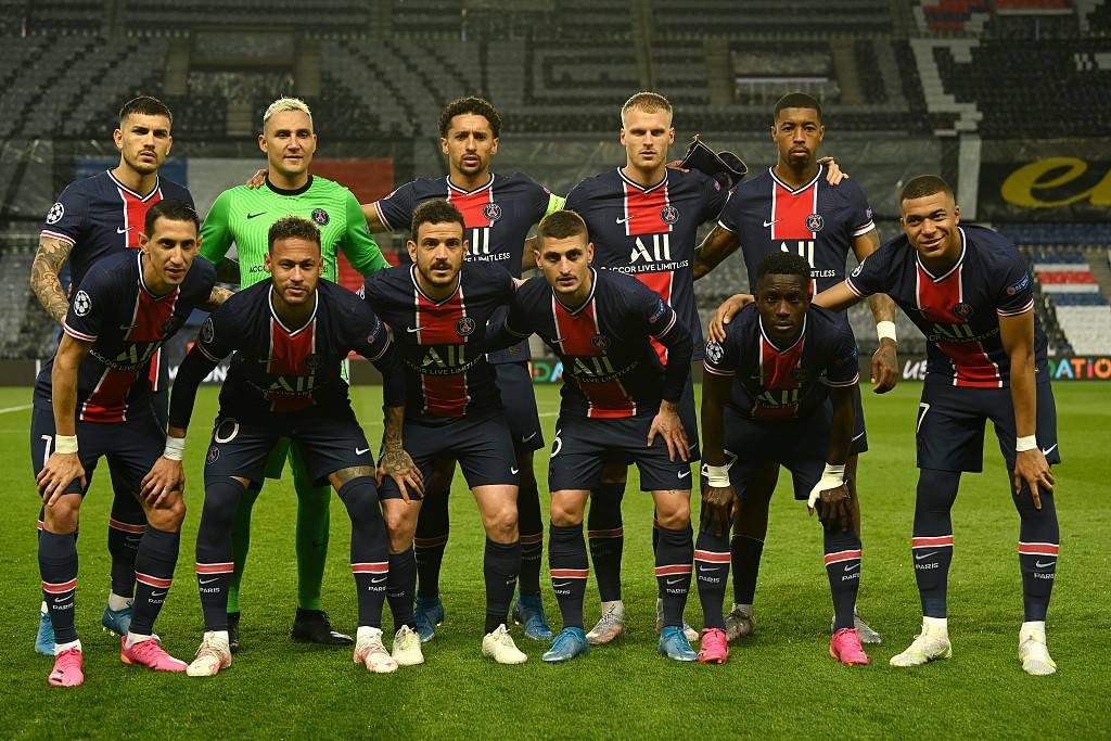 杨瀚森首发出战7分54秒，得到1篮板1失误4犯规。（杨瀚森首发仅出战7分54秒，数据为1篮板、1失误、4次犯规）