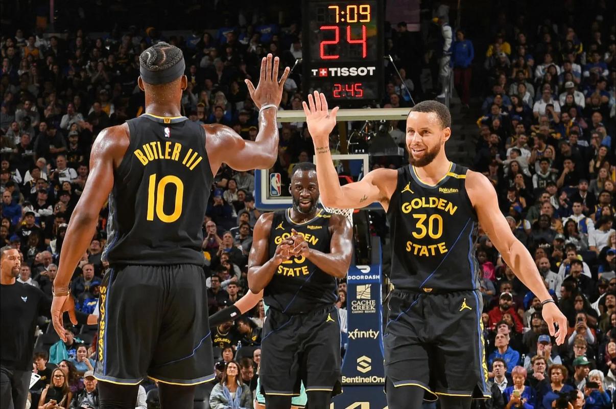 哈登生涯第12次单场55+，詹杜库生涯合计仅10次（哈登生涯55+场次达12场，詹杜库三人合计仅10场）