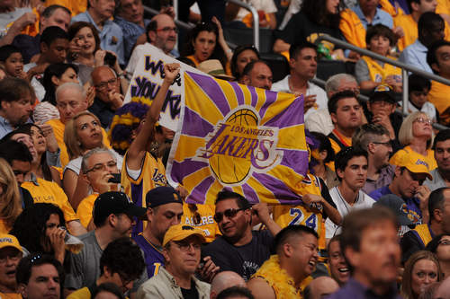 热闻｜B费一传两射造两大神迹！曼联客场4-1大胜狼队升至英超第六（快讯｜B费梅开二度+助攻创两项纪录，曼联客场4-1狼队升至英超第六）