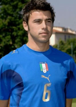 在与新西兰女足的友谊赛中，克尔受邀在一位球迷的孕肚上签名（友谊赛对阵新西兰女足，克尔受邀为球迷孕肚签名）