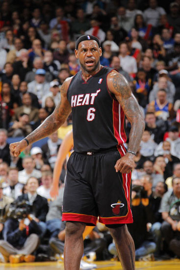 英超前瞻：切尔西vs阿森纳，榜一直面榜二展开6分大战（英超前瞻：切尔西对阵阿森纳，榜首与次席上演6分对决）