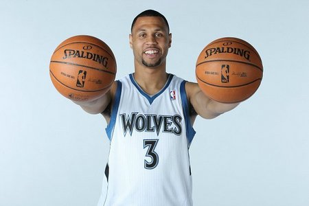 媒体人：微波炉陈盈骏在FIBA更可怕 世预赛要防止他过早化身杀神（媒体人：陈盈骏在FIBA火力更猛，世预赛需防其提前爆发）