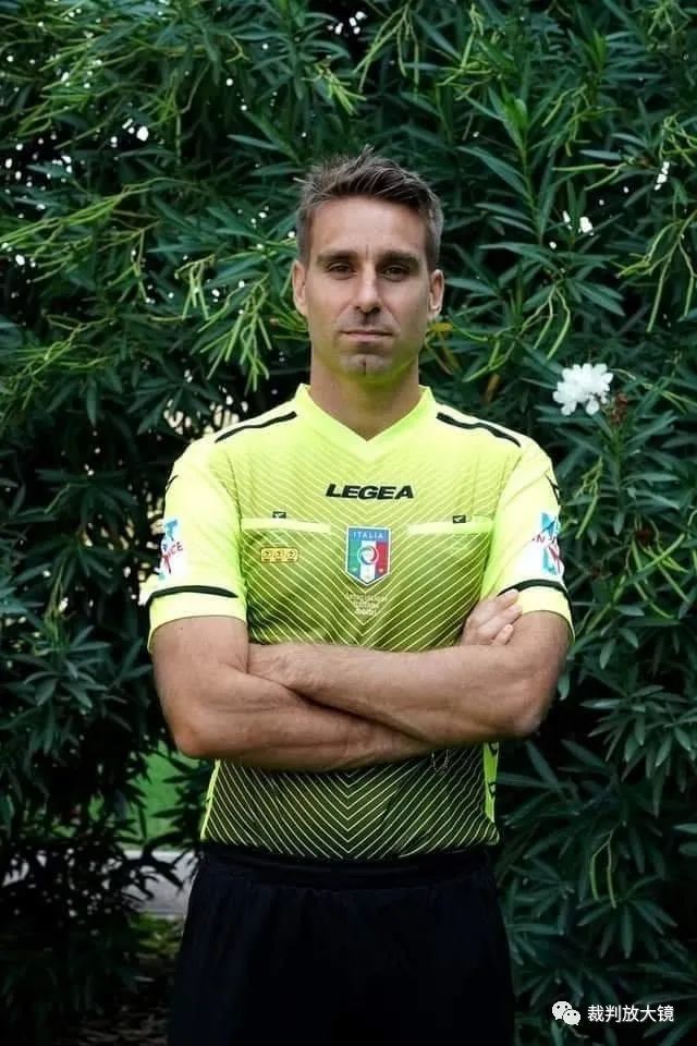 被与梅西比较？伦纳特-卡尔：我不能和他相比，他是我的偶像（回应被拿来与梅西比较，伦纳特-卡尔：无法相提并论，他是我的偶像）