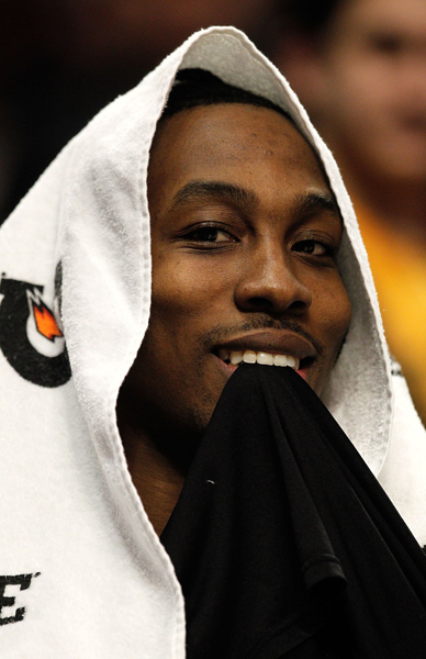 广州对徐杰犯规，裁判未响哨！替补席众将摊手挠头疑惑不解（徐杰遭广州队犯规未获吹罚，裁判未响哨，替补席众将摊手一脸疑惑）